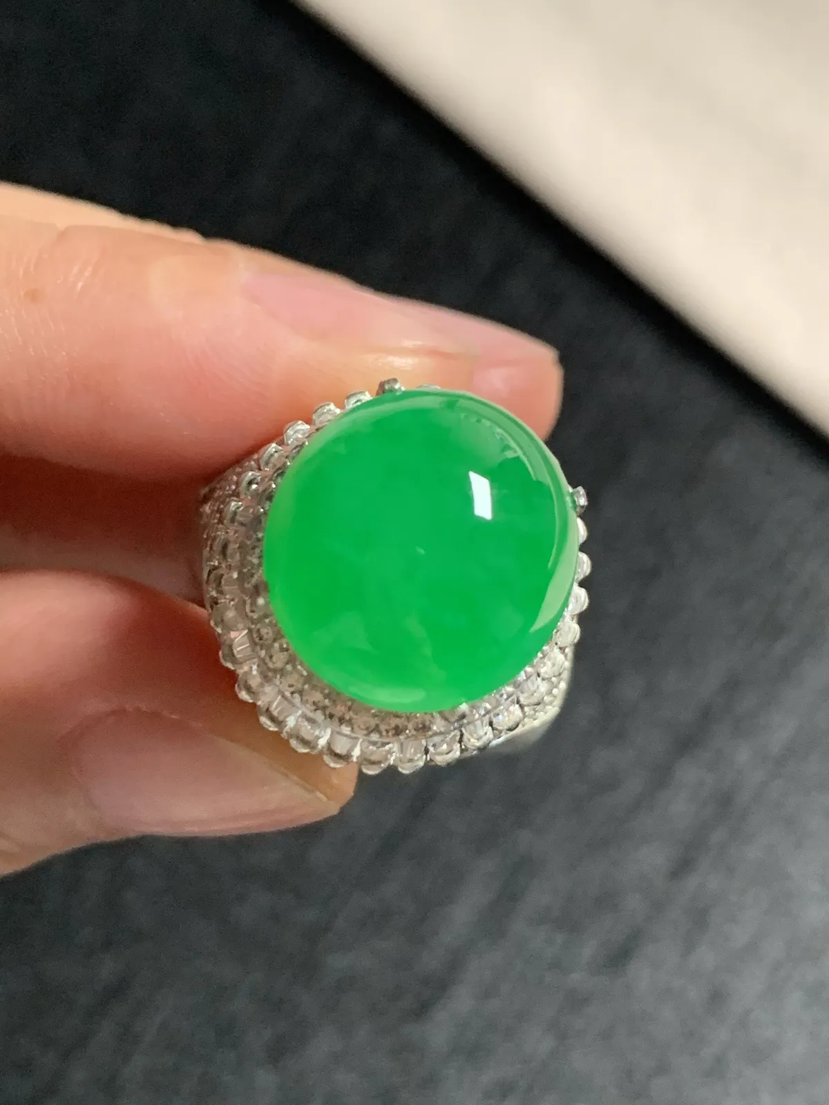 冰阳绿鸽子蛋戒面
无纹裂，种好色好品相好，正阳绿色泽艳丽纯正，质地细腻水灵饱满圆润