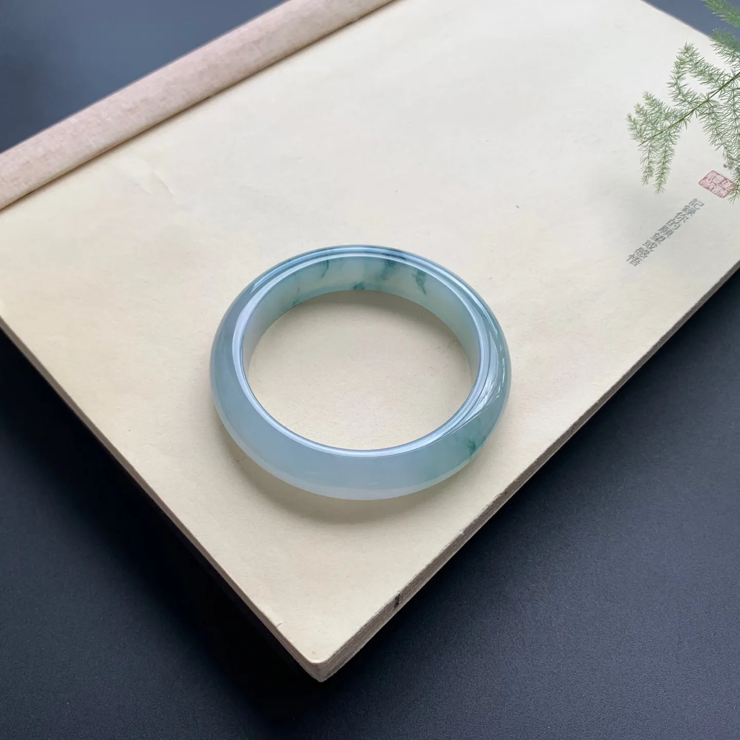 57圈口冰飘花正圈手镯 尺寸：57-12.8-8.8，无纹裂，水润起胶，优雅迷人