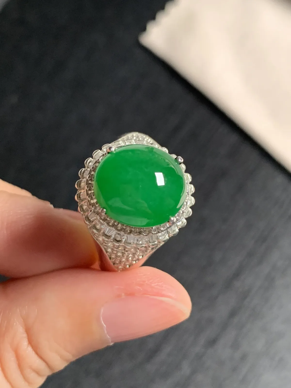 辣阳绿馒头戒面
无纹裂，种好色好品相好，色泽浓郁艳丽，质地细腻水灵饱满圆润