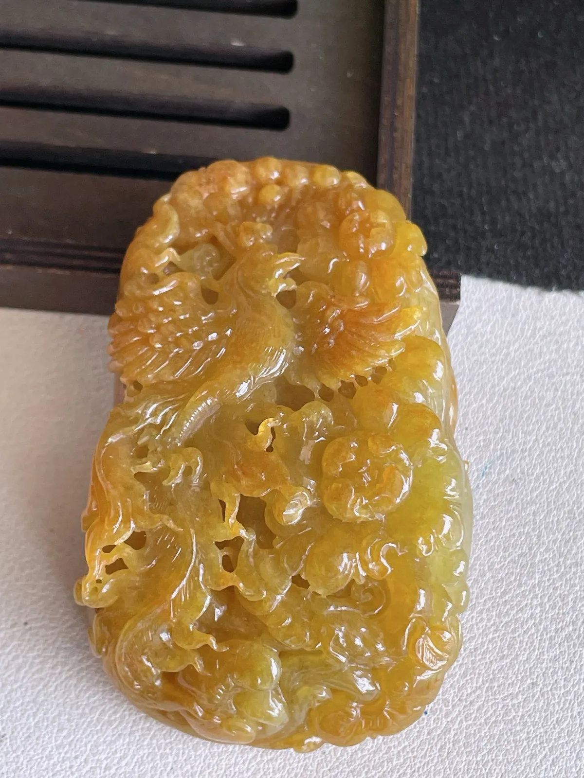 翡翠a货冰种黄翡凤凰吊坠，尺寸72-44.8-18.8，重量:109.55g