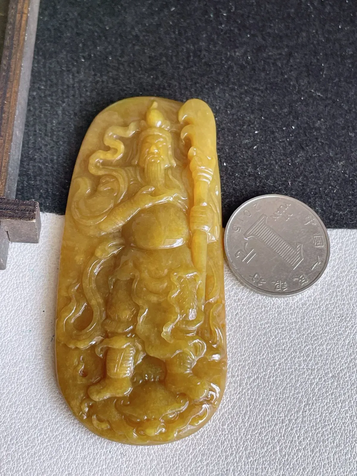 翡翠a货黄翡关公吊坠，尺寸81.7-35-9，重量:47.94g
