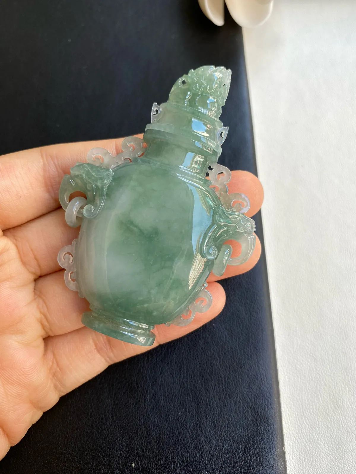 行家玩件收藏品，冰胶飘绿花鼻烟壶，整体74x52.8x12.5mm，自然光随手拍，底子纯胶感十足，花色漂亮灵韵飘渺，性价比高