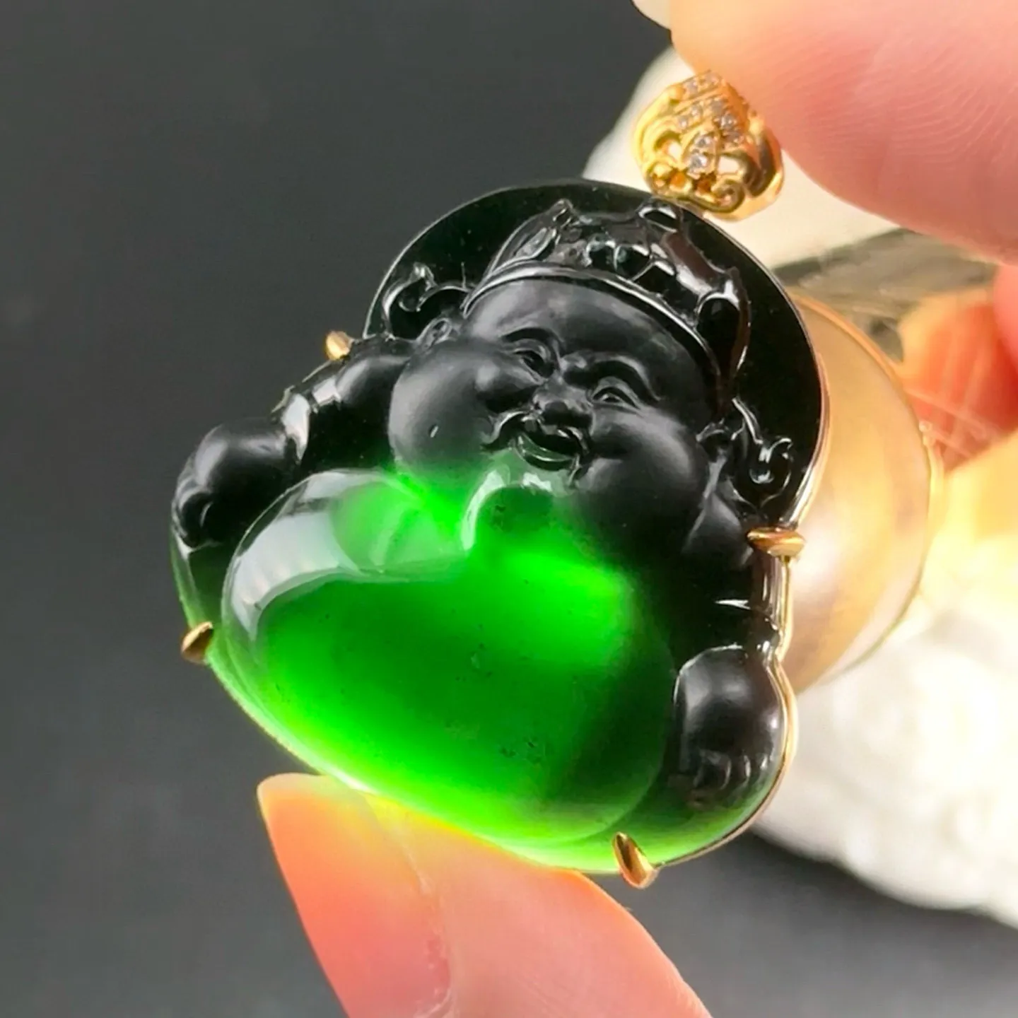 精品18k墨翠财神 种好色正 黑度极好 打灯通透 油性十足 尺寸37.5