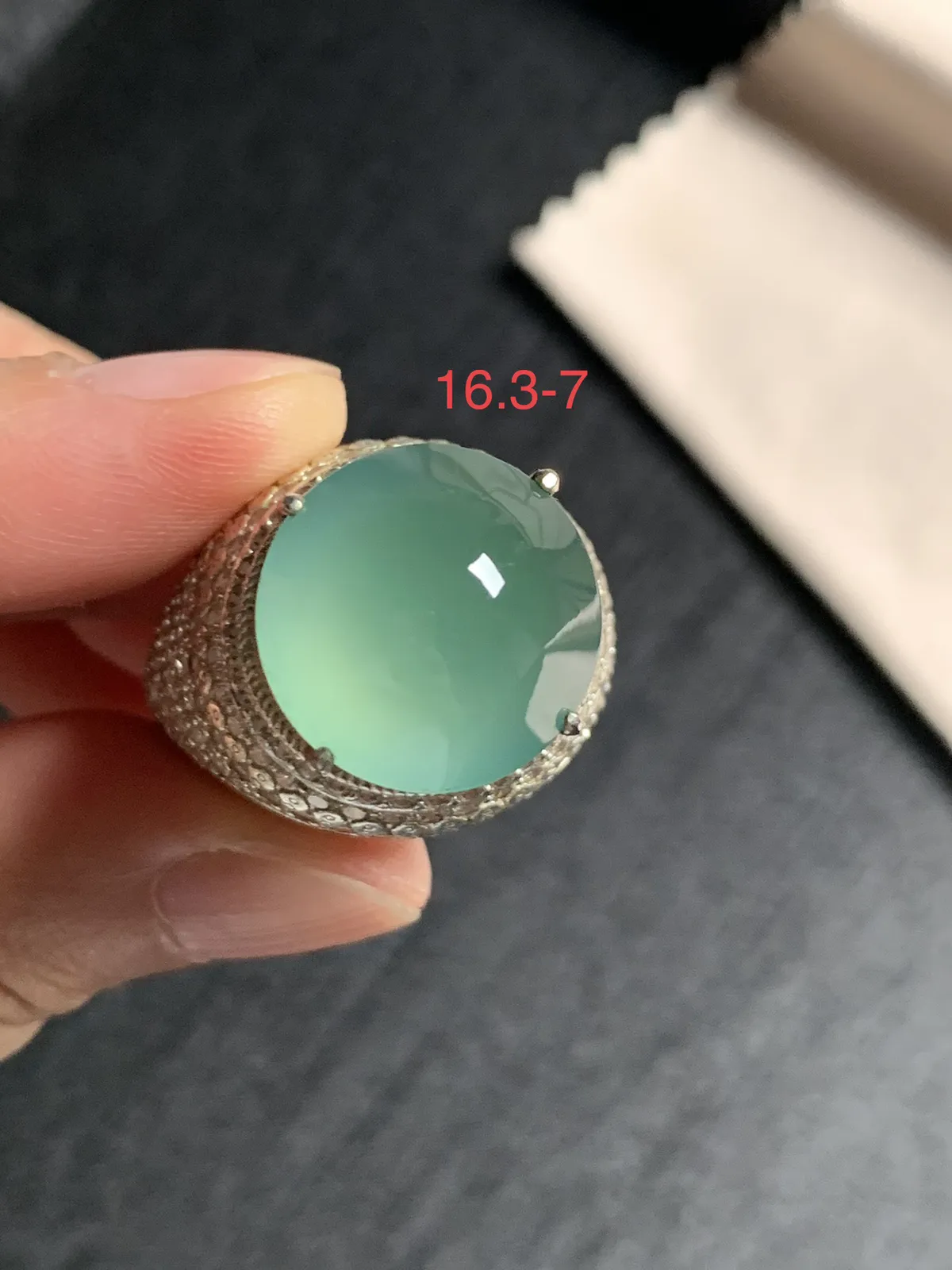 高冰湖水绿馒头戒面
无纹裂，种好色美品相好，颜色鲜艳明亮，老坑种冰透水灵饱满圆润