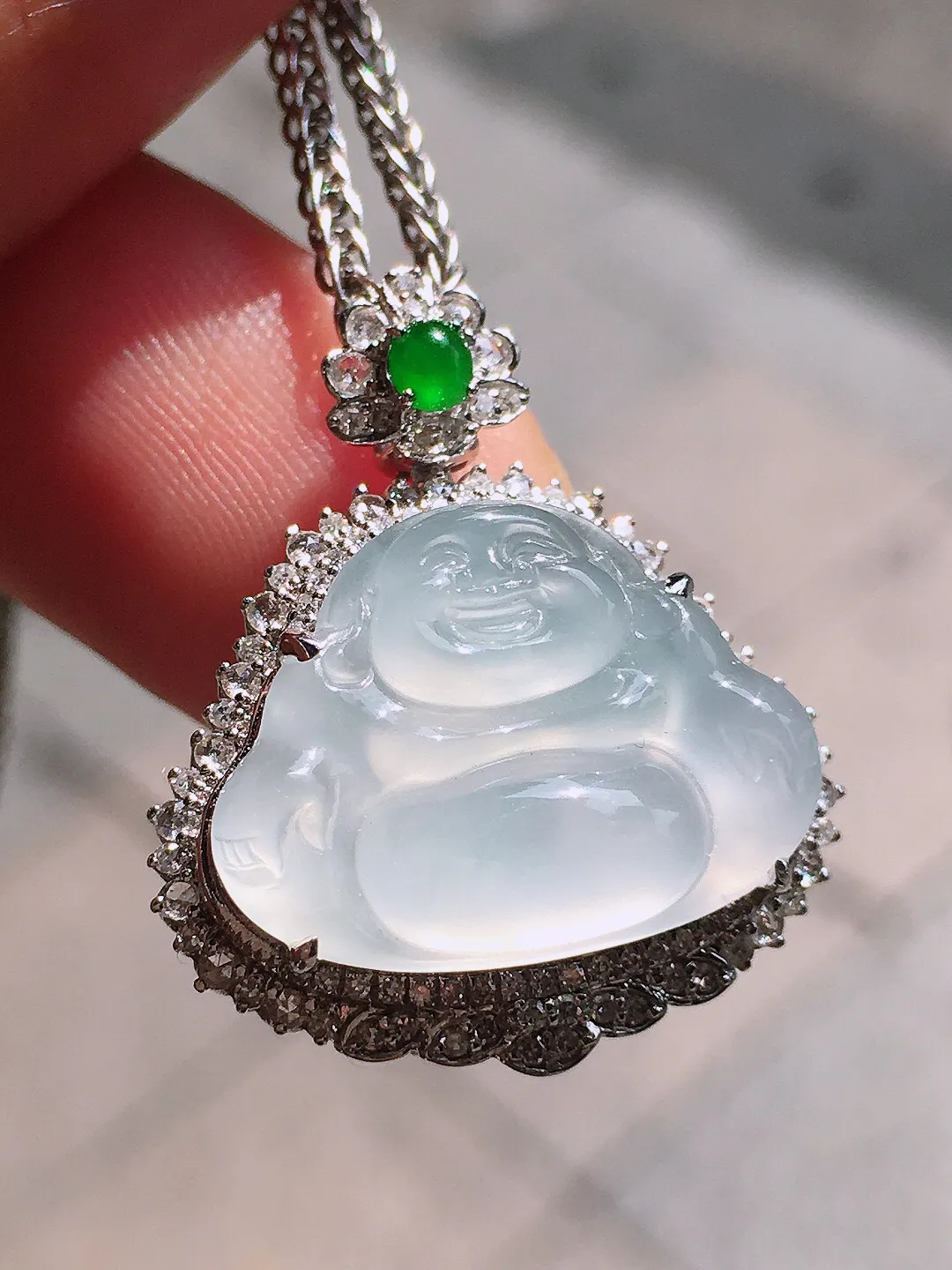 冰种佛公吊坠，玉质细腻，荧光感超
强，饱满圆润，尽显优雅气质，18k
金豪华镶嵌