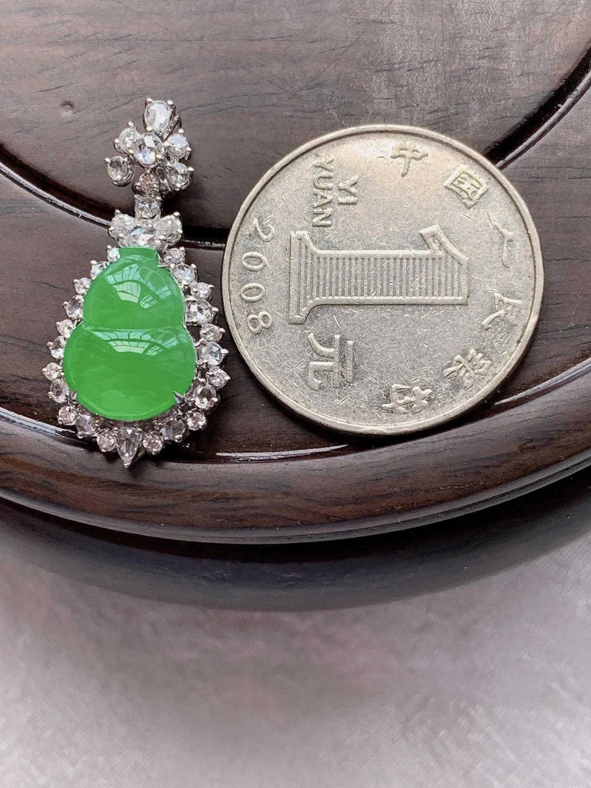 翡翠a货18k金满阳绿葫芦吊坠，尺寸28.8-14.6-9，裸石13-10，重量:3.99g