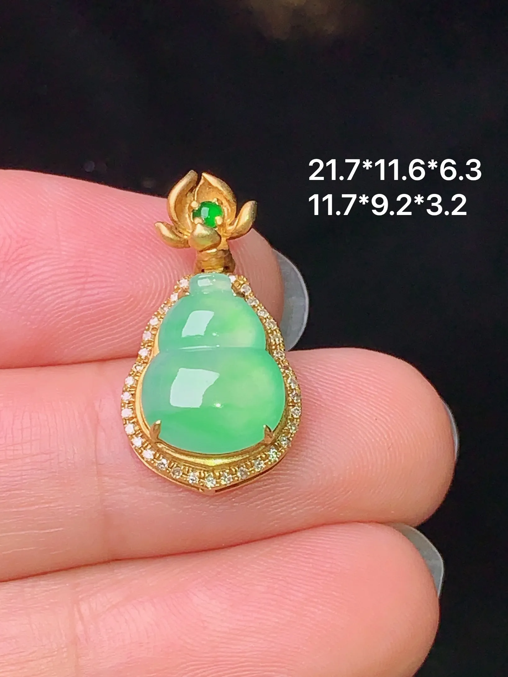 18k金钻镶嵌翠绿葫芦吊坠 玉质细腻 色泽艳丽 整体尺寸21.7*11.6*6.3