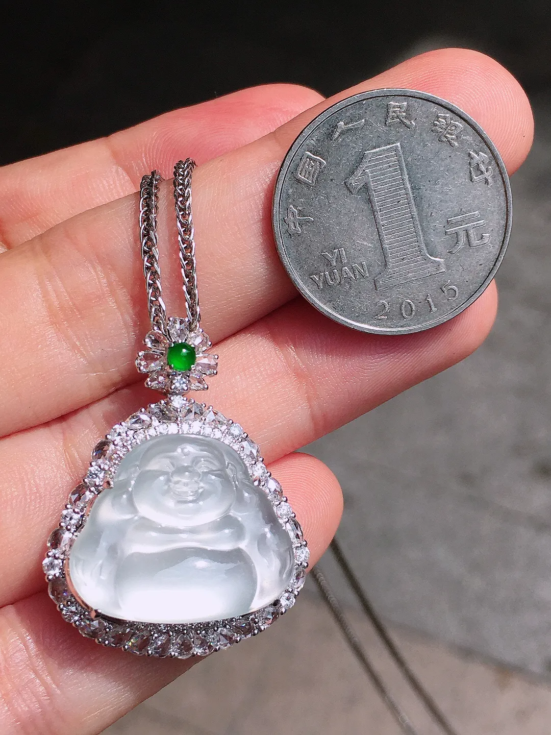 冰种佛公吊坠，玉质细腻，荧光感超
强，饱满圆润，尽显优雅气质，18k
金豪华镶嵌