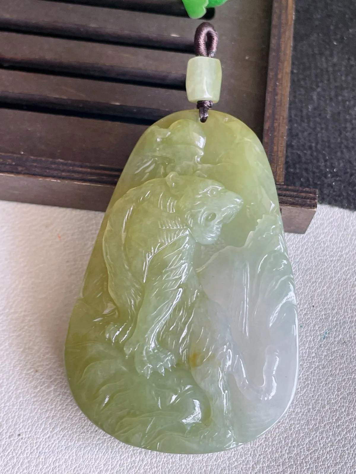 翡翠a货冰种飘黄翡生肖虎 虎牌吊坠，尺寸63.2-43.3-8，重量:45.85g