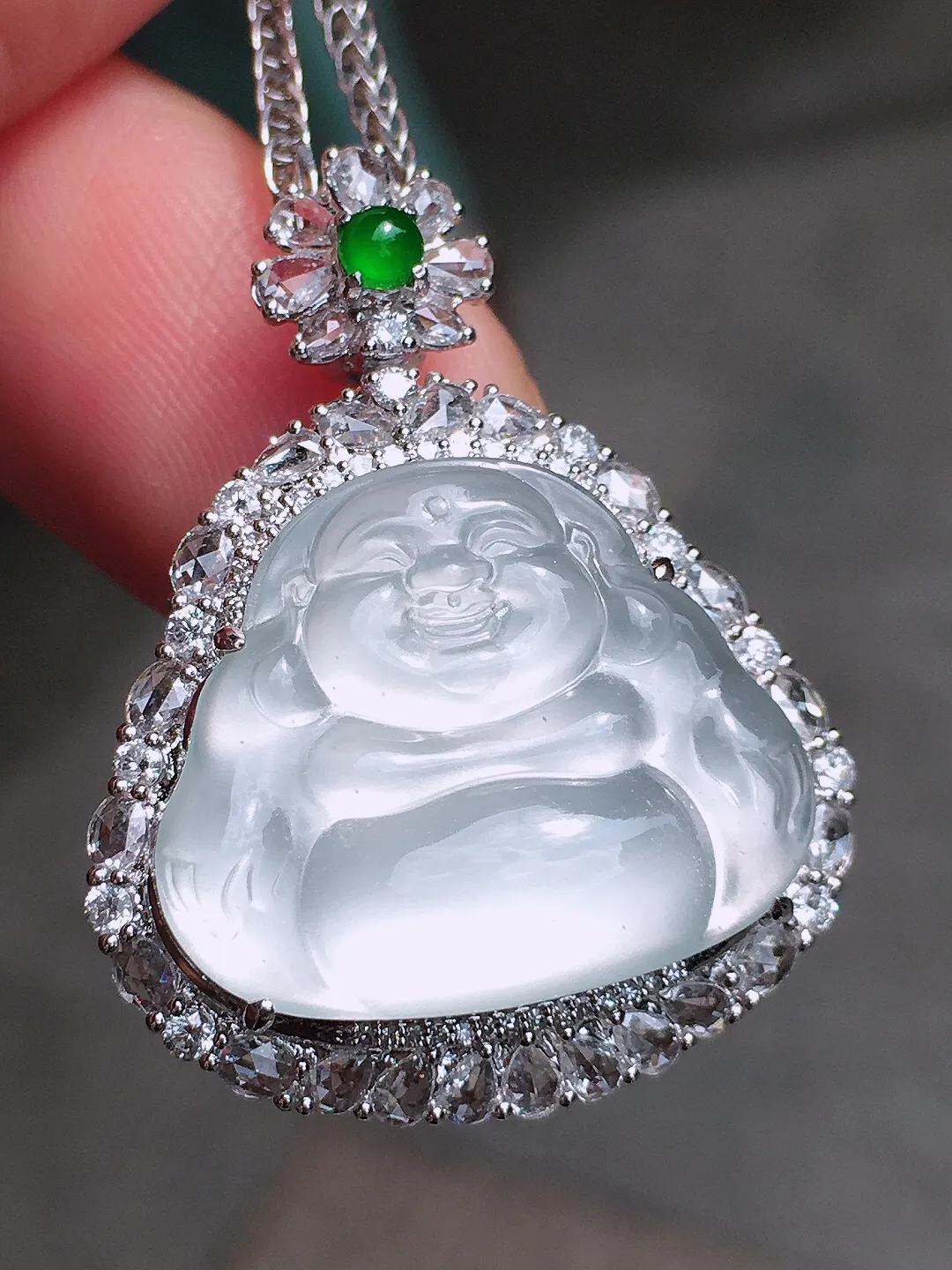 冰种佛公吊坠，玉质细腻，荧光感超
强，饱满圆润，尽显优雅气质，18k
金豪华镶嵌