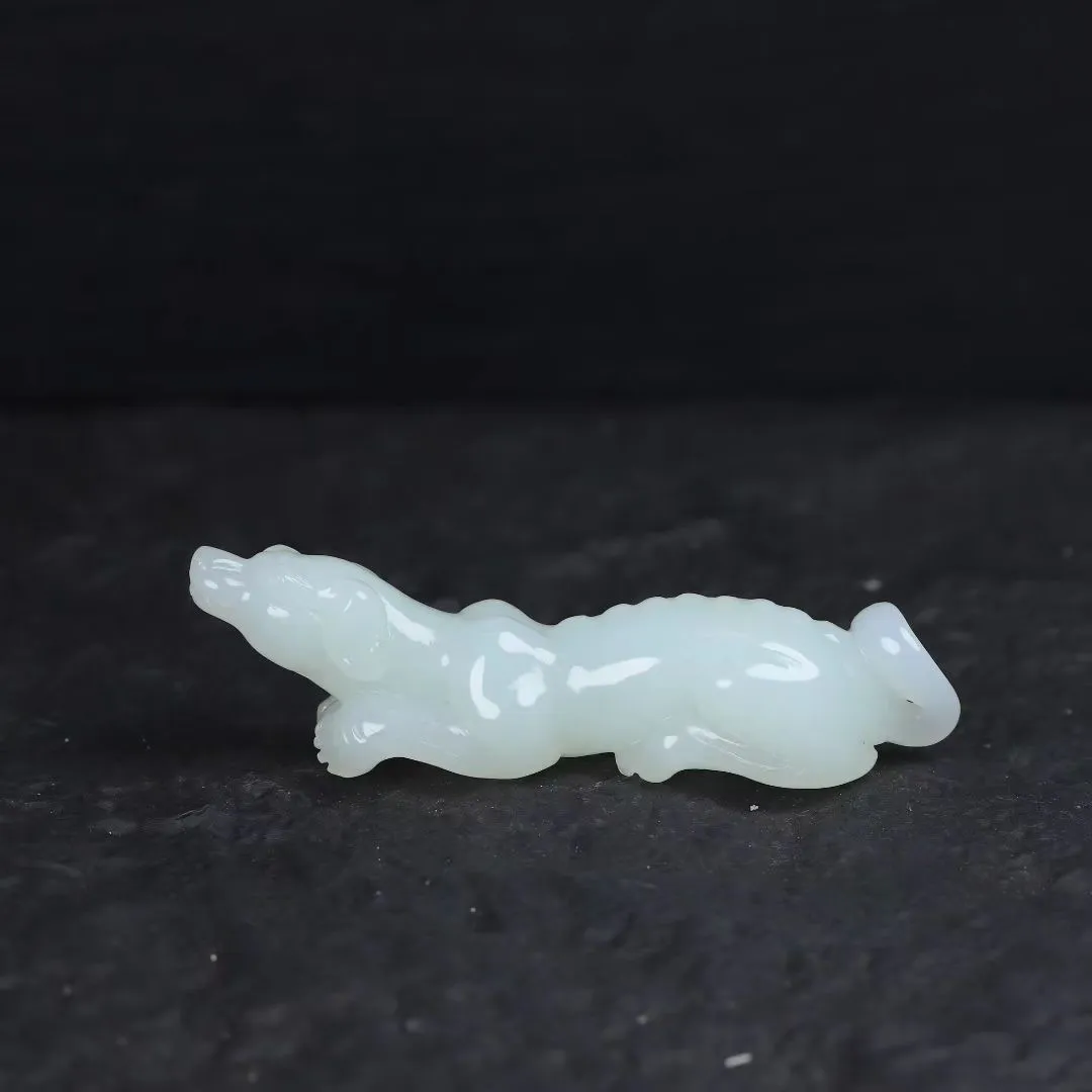 旺财·白玉
和田玉老坑料，标准的油膏料，天然油润寓意鸿运，身姿矫健，浓郁醇厚的玉质，油润细腻，旺财汪
