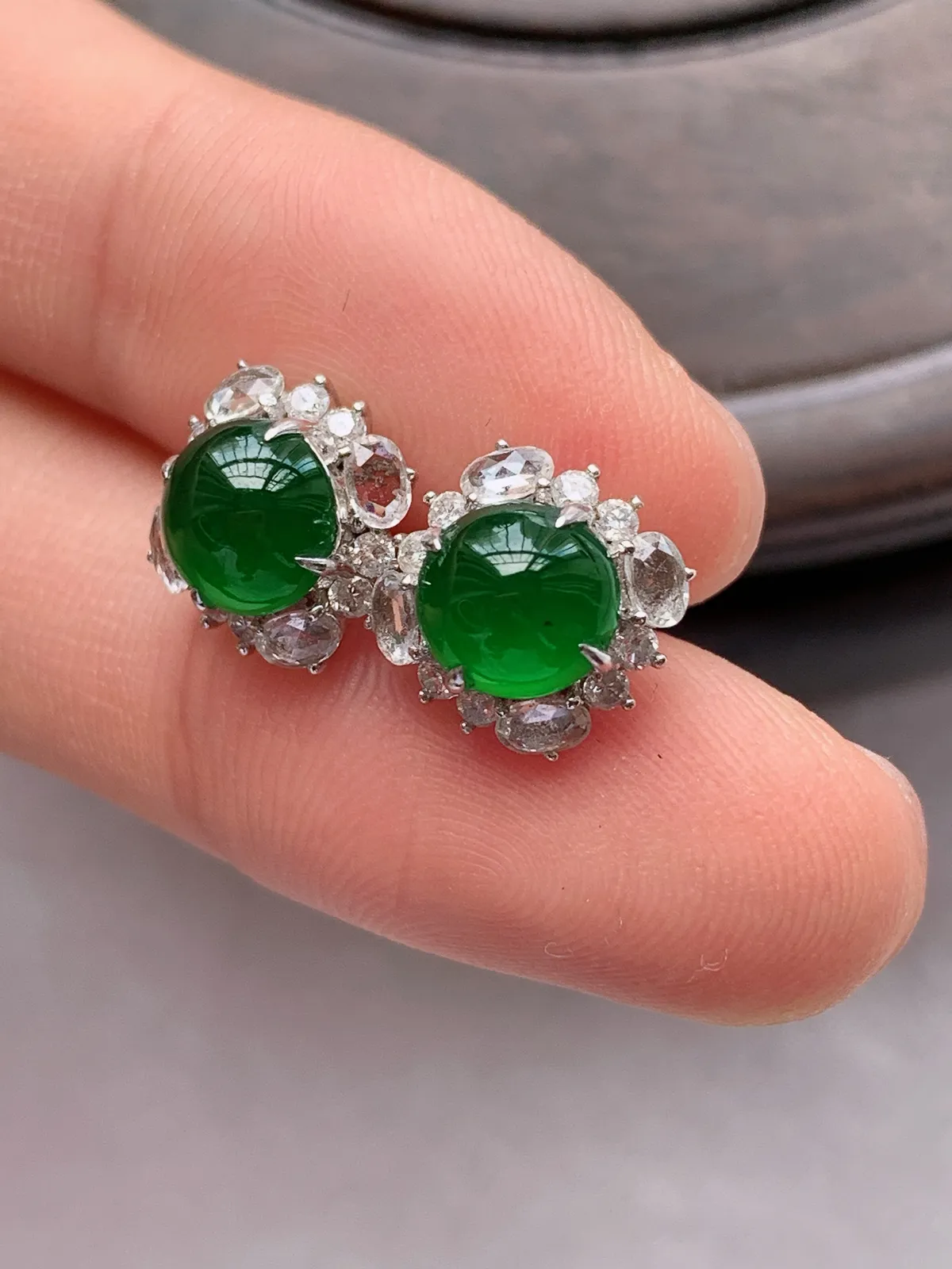 翡翠a货18k金冰种满绿蛋面耳钉，尺寸6.5，重量:2.22g