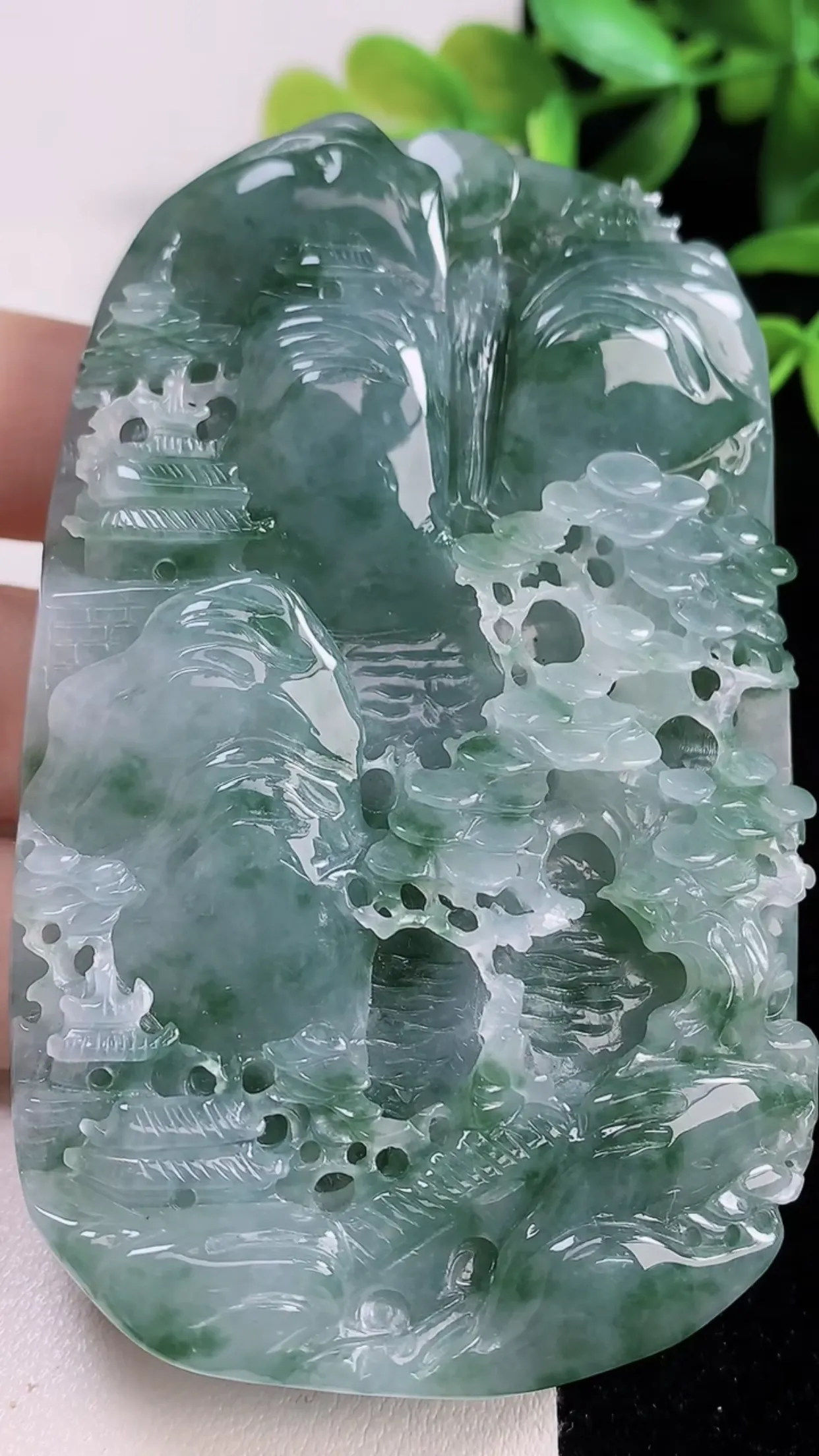 缅甸天然翡翠a货 老坑料起胶冰润 飘花意境山水牌吊坠，尺寸83-50-16mm   y  146.3