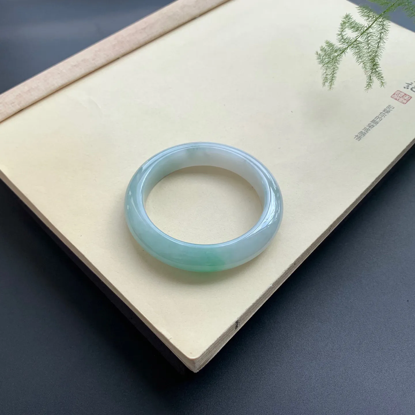 52圈口飘绿正圈手镯 尺寸：52-12.2-8.8，无纹裂，细腻光滑，清爽干净