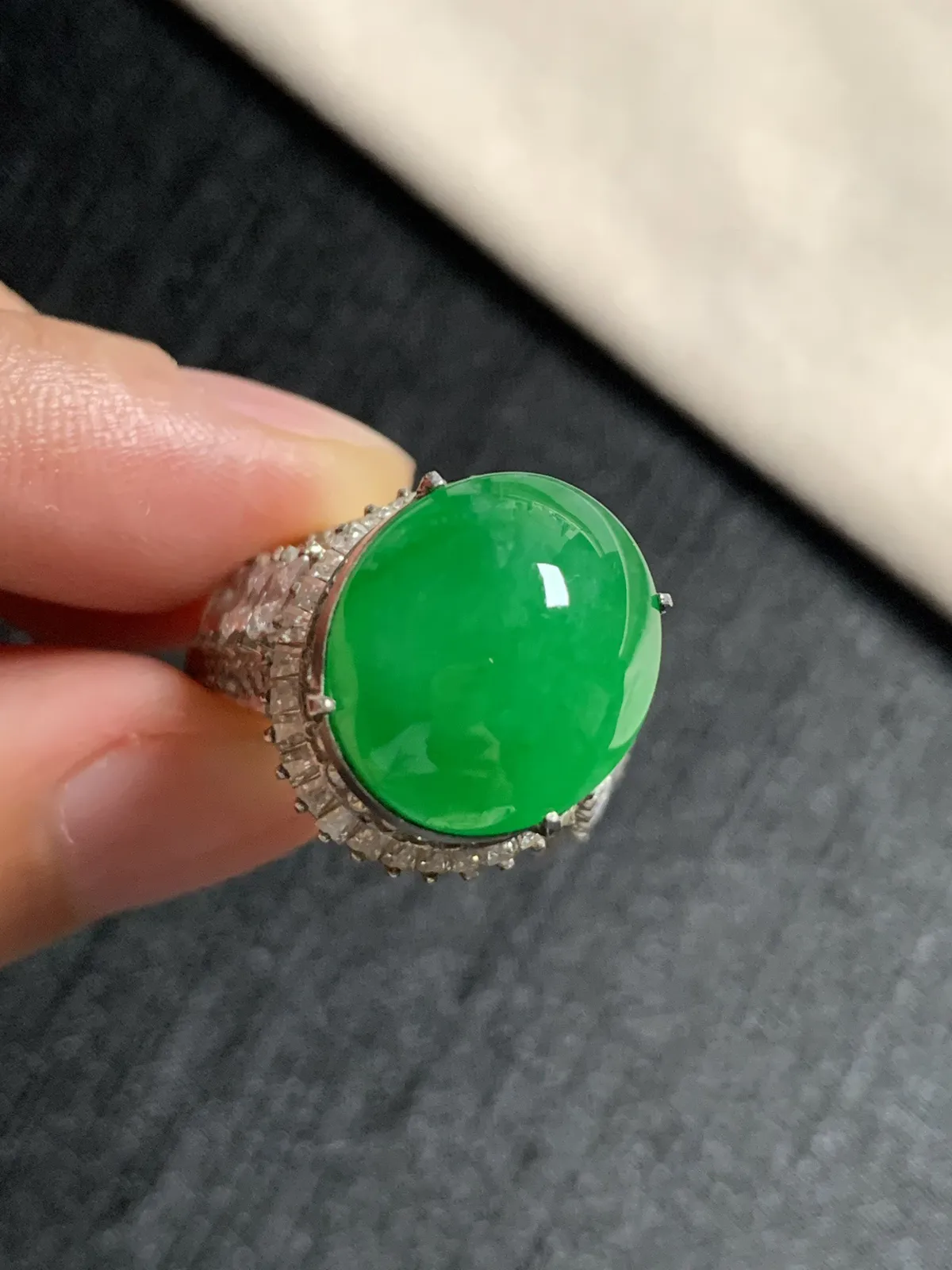 辣阳绿鸽子蛋戒面
无纹裂，种好色好品相好，色泽浓郁艳丽，质地细腻水灵饱满圆润