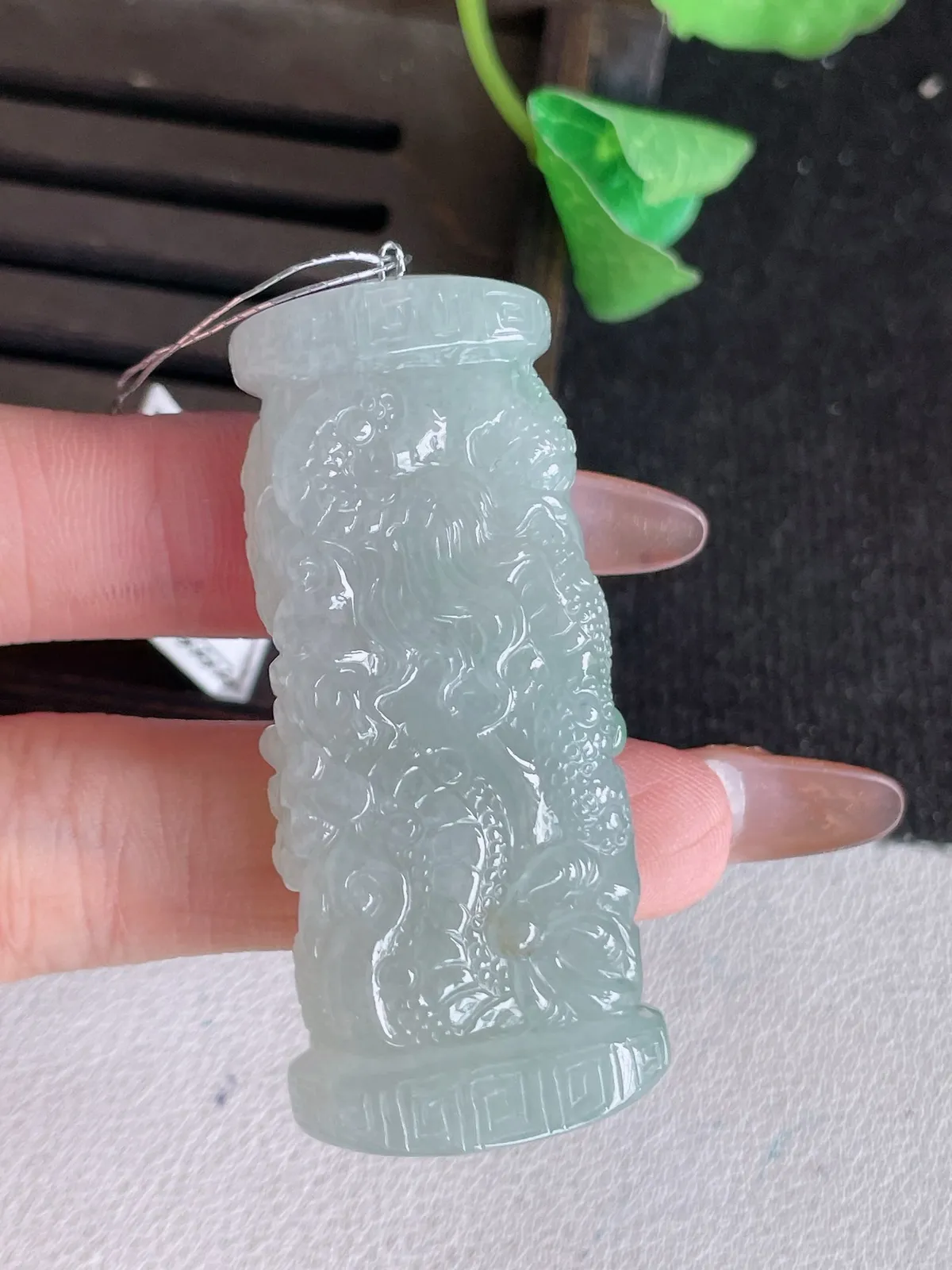 翡翠a货冰种飘绿龙牌吊坠，尺寸54.6-22.4-11，重量:36.80g
