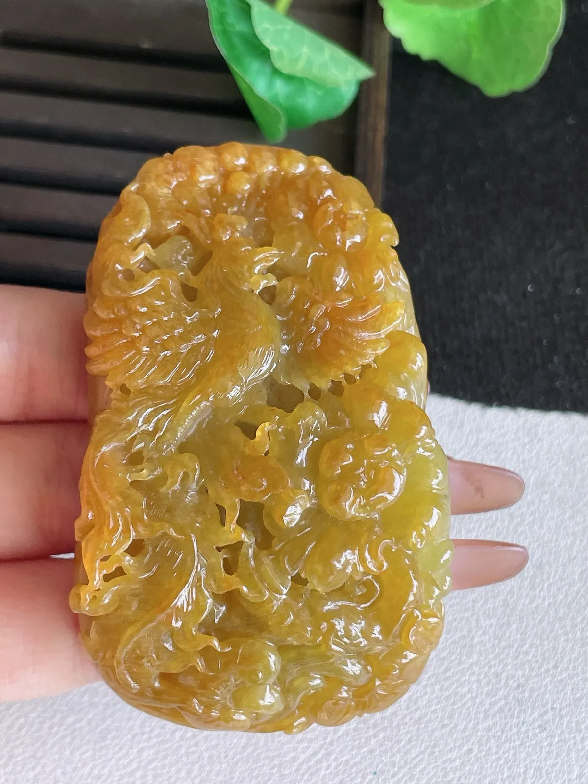 翡翠a货冰种黄翡凤凰吊坠，尺寸72-44.8-18.8，重量:109.55g