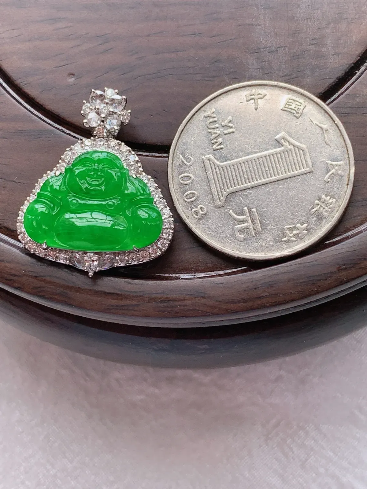翡翠a货18k金满绿佛公吊坠，尺寸25.6-20.9-7，裸石13.5-18.3，重量:4.23g