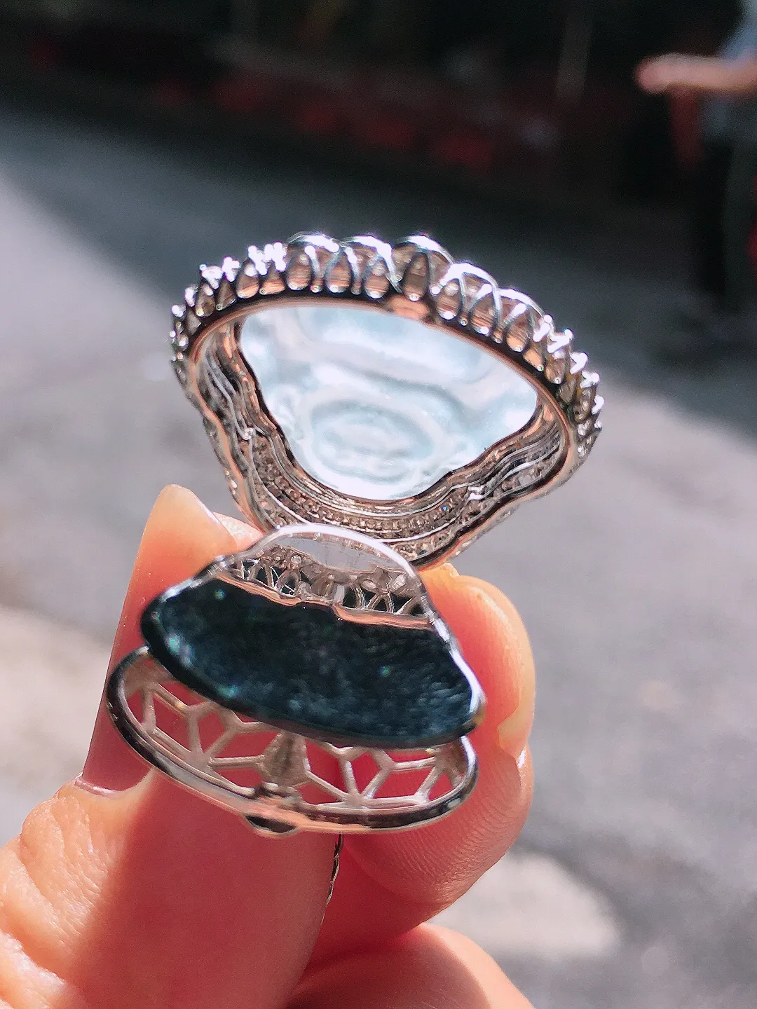 冰种佛公吊坠，玉质细腻，荧光感超
强，饱满圆润，尽显优雅气质，18k
金豪华镶嵌