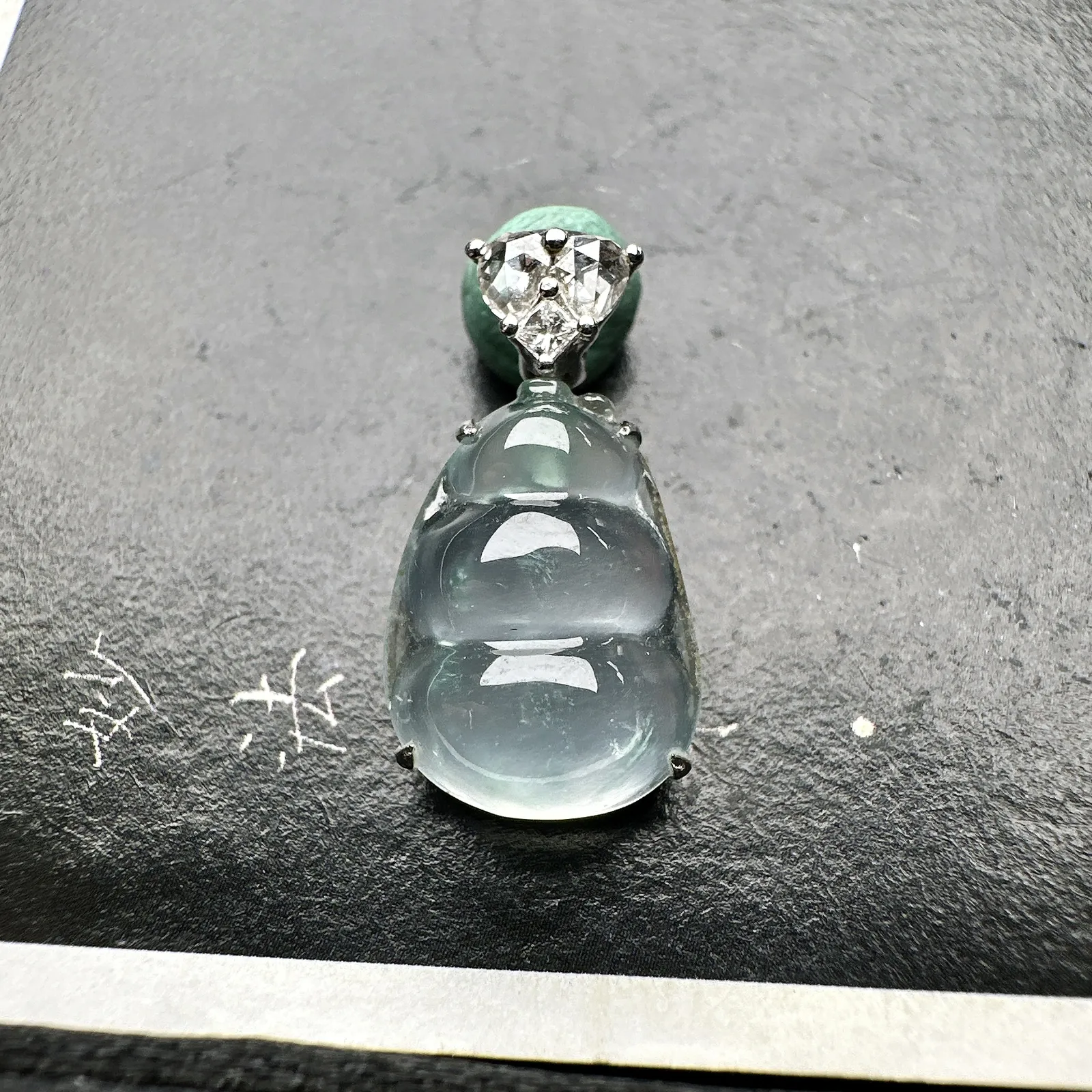 【玻璃种飘花福豆吊坠】小精品，流行卡扣，起钢光，种地上乘，冰感十足，通透起光，饱满圆润，18k金钻镶