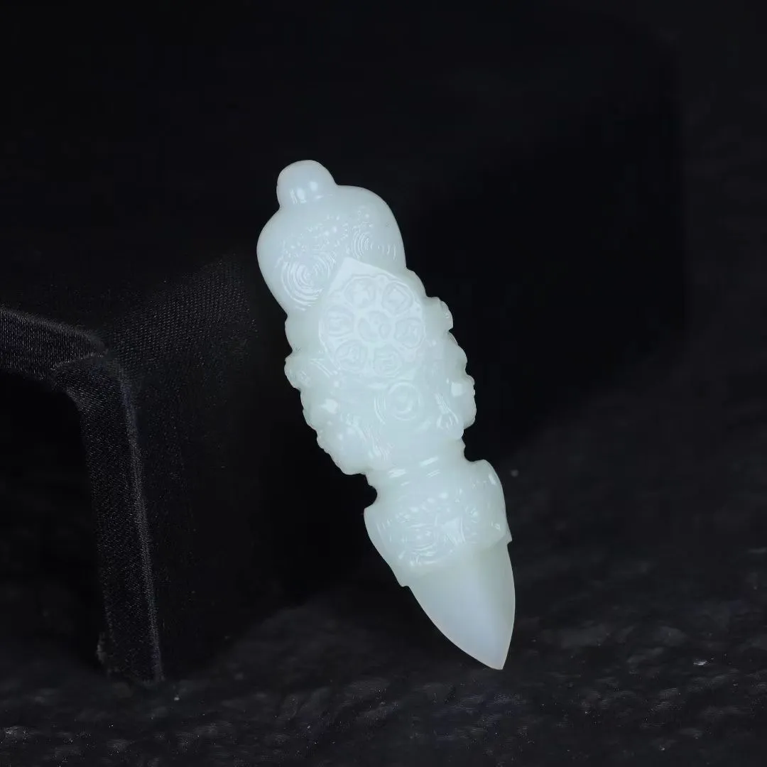 名师精品
【金刚降魔杵】名家设计，工艺极为精细复杂，工作量巨大。白玉料制作，清雅温润，大气非凡。降魔杵为佛教中至上法器，所向无敌、无坚不摧。象征智慧和真如佛性，可以断除各种烦恼、摧毁形形色色障碍修道的恶魔。
【规格】71-23-20mm/37.3g