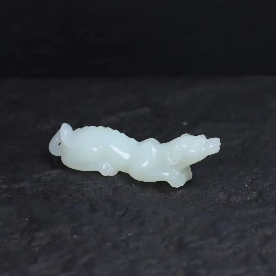 旺财·白玉
和田玉老坑料，标准的油膏料，天然油润寓意鸿运，身姿矫健，浓郁醇厚的玉质，油润细腻，旺财汪带回家， 
81.5-19-22mm，42g。