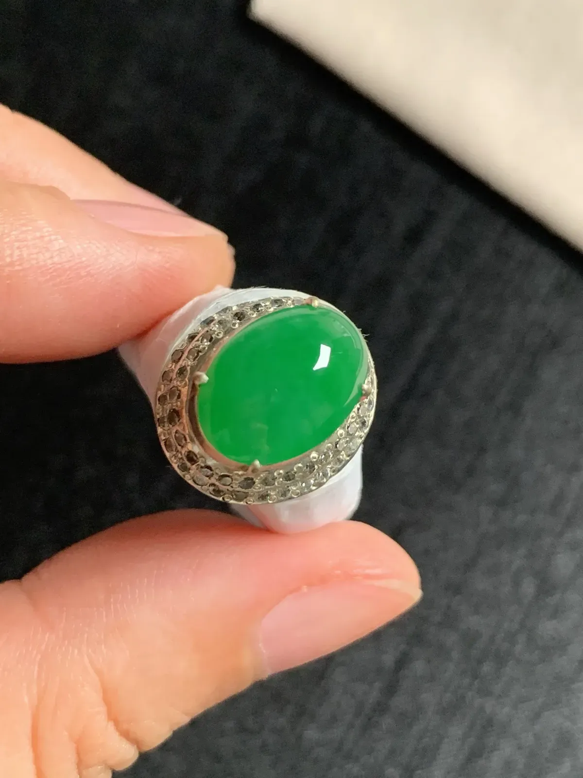 冰阳绿戒面
无纹裂，种好色好品相好，色泽艳丽纯正，质地细腻水灵