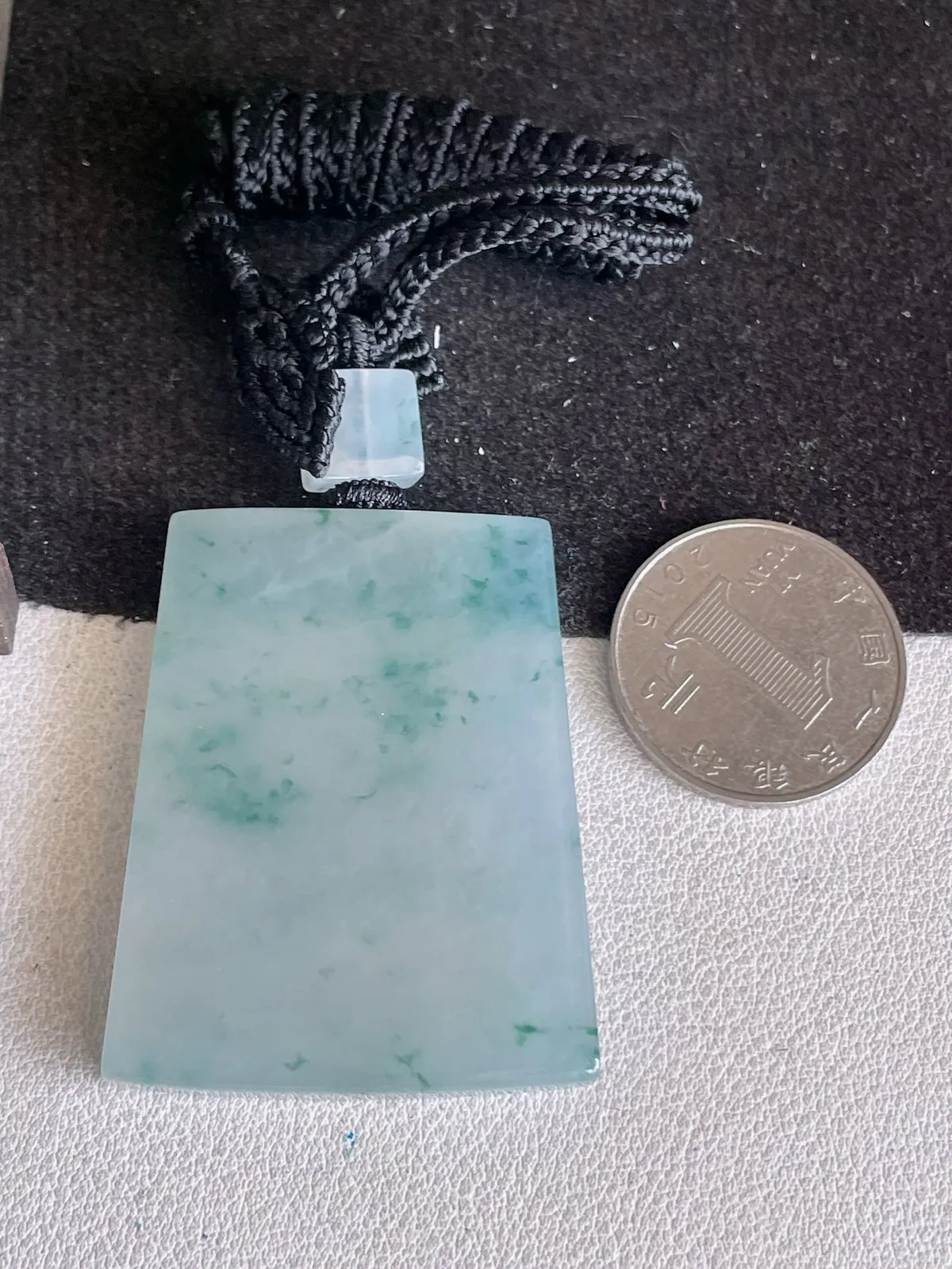 翡翠a货冰种飘花无事牌吊坠，尺寸46.4-35.8-5.3，重量:33.74g