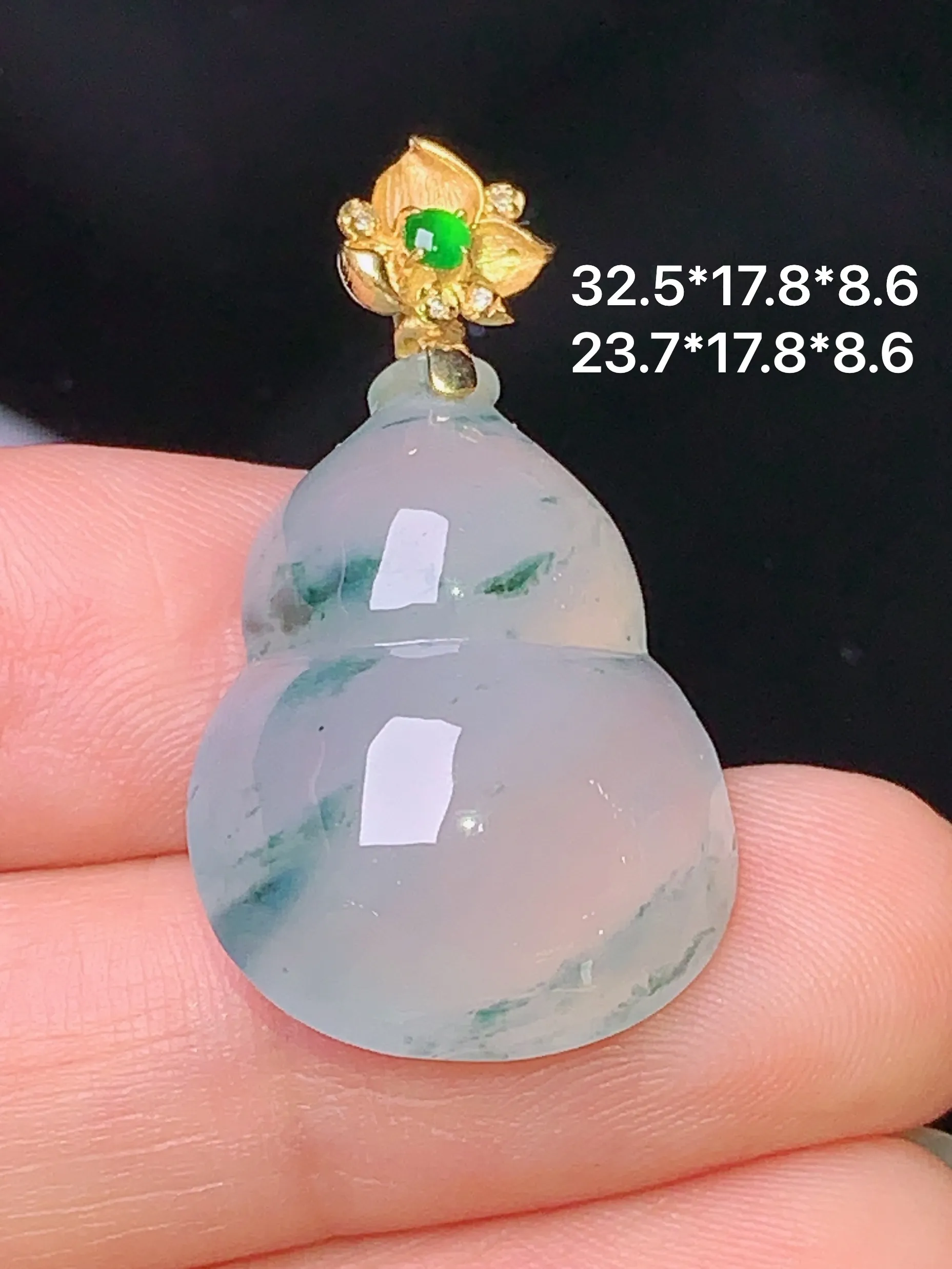18k金钻镶嵌飘绿葫芦吊坠 玉质细腻 色泽艳丽 整体尺寸32.5*17.8*8.6