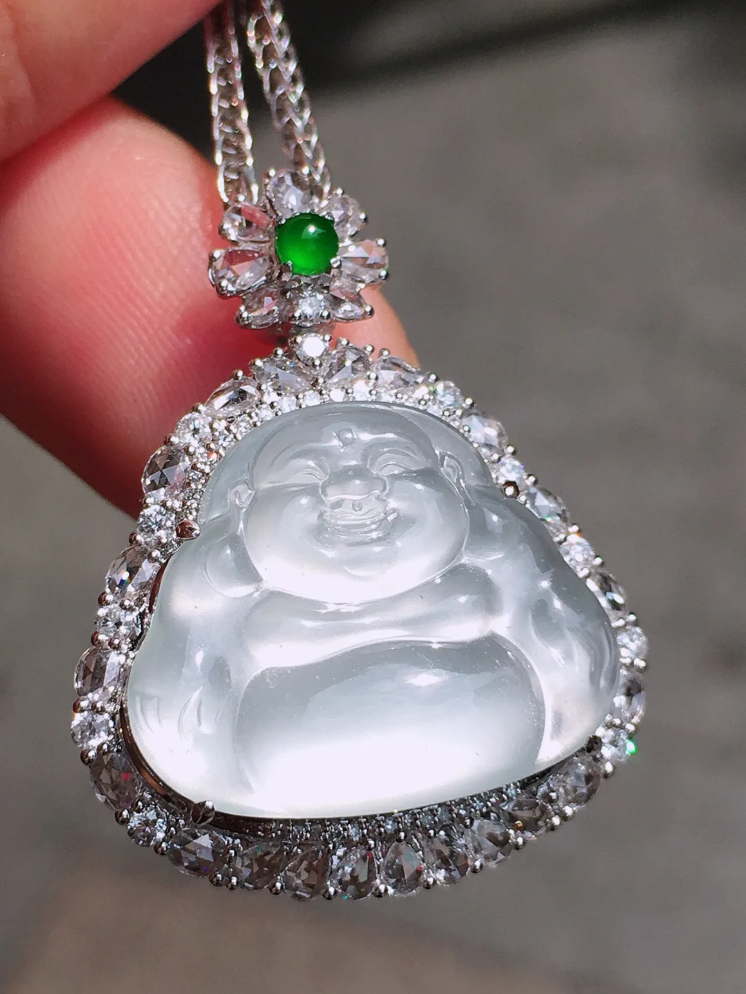 冰种佛公吊坠，玉质细腻，荧光感超
强，饱满圆润，尽显优雅气质，18k
金豪华镶嵌
