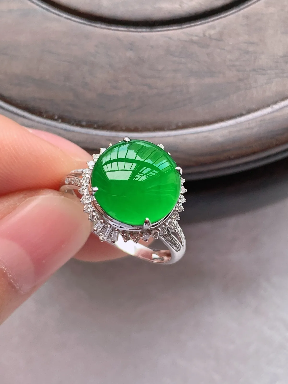 翡翠a货18k金冰种满绿蛋面戒指，尺寸17-10.7，重量:3.18g