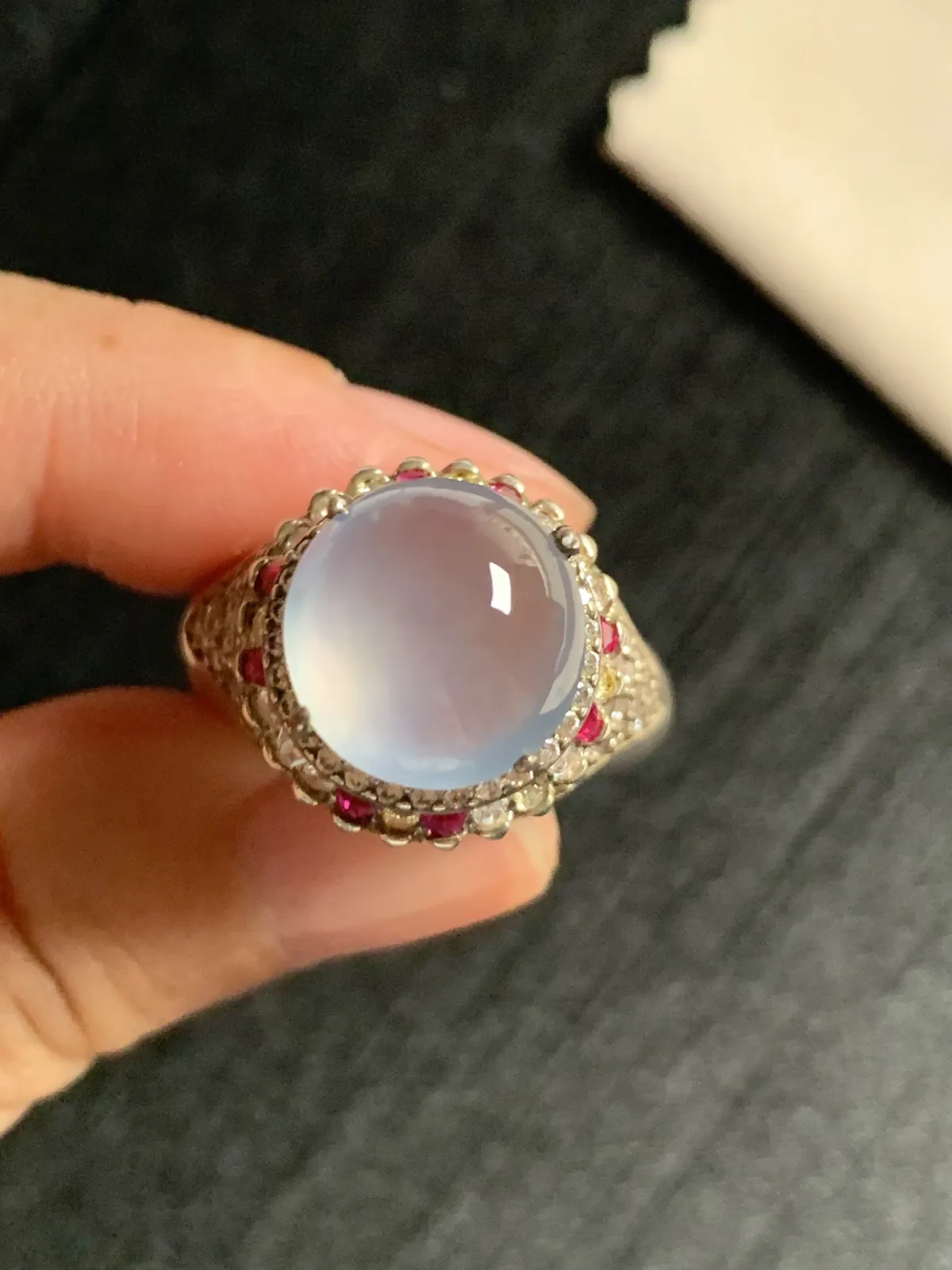 高冰淡紫馒头戒面
无纹裂，种好色美品相好，淡紫底色很美很仙，老坑种冰透水灵饱满圆润，实物更漂亮