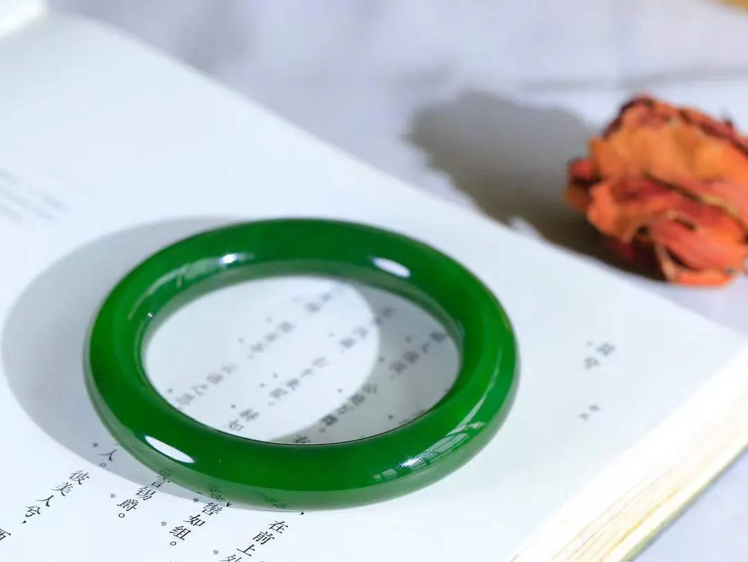 【悠悠芳华.镯】

收藏级臻品和田玉碧玉圆条手镯 玉质温润 青葱岁月，尽收腕中，婉转流畅，凝岁月