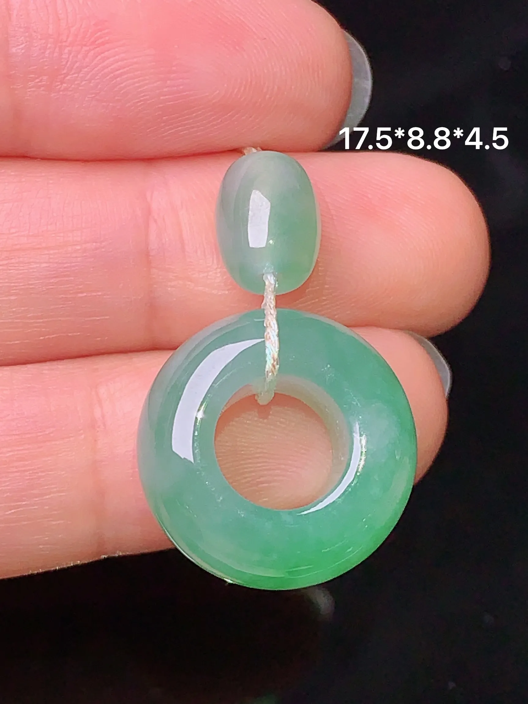 飘绿平安环吊坠 玉质细腻 色泽艳丽 整体尺寸17.5*8.8*4.5