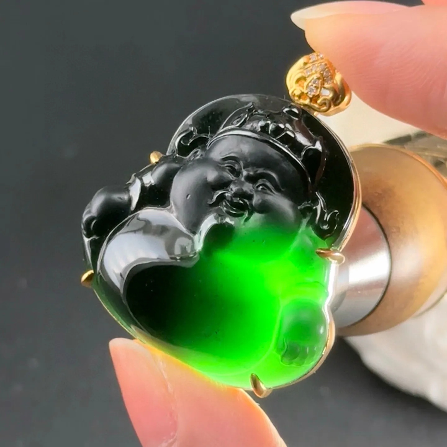 精品18k墨翠财神 种好色正 黑度极好 打灯通透 油性十足 尺寸37.5