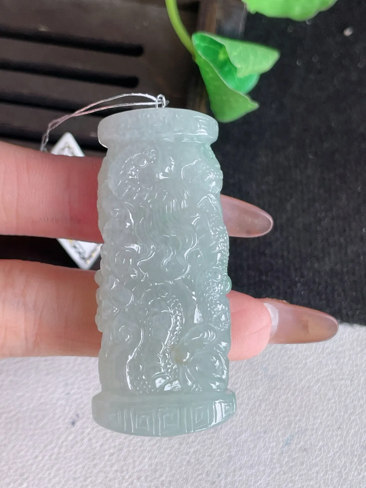 翡翠a货冰种飘绿龙牌吊坠，尺寸54.6-22.4-11，重量:36.80g