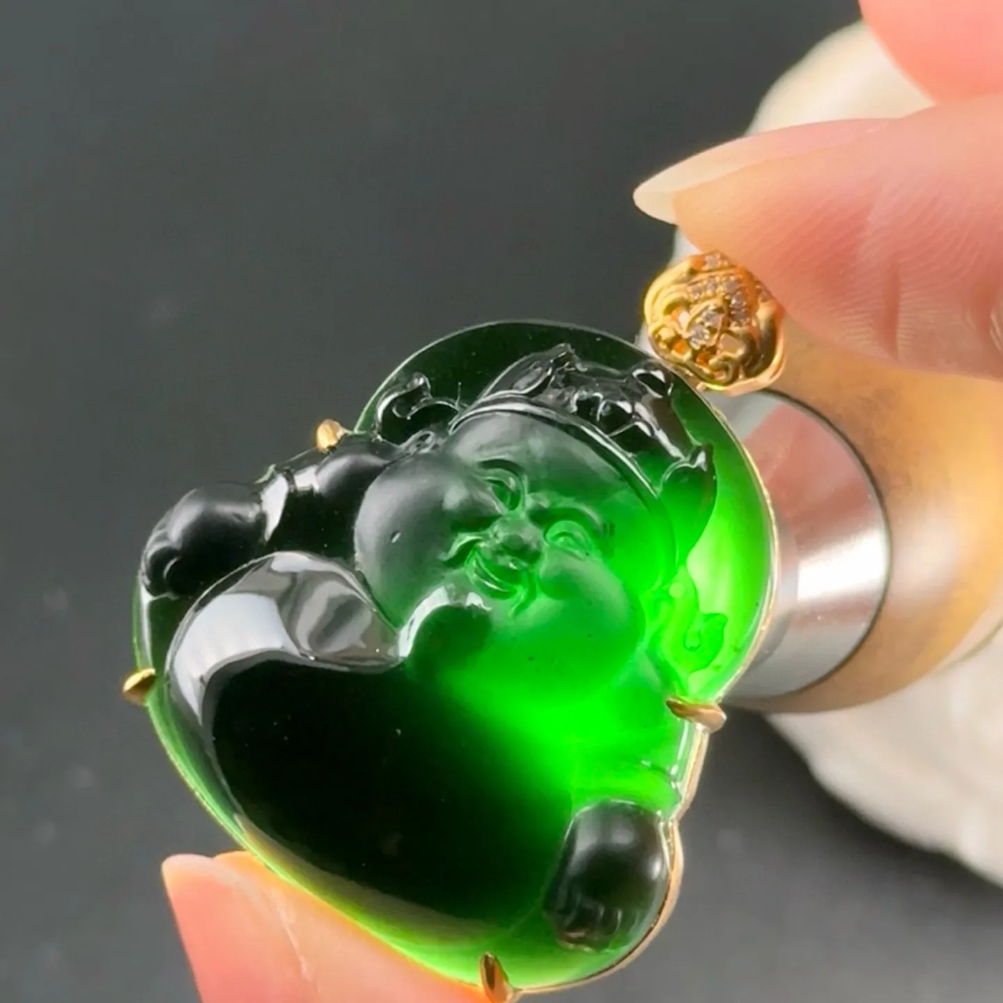 精品18k墨翠财神 种好色正 黑度极好 打灯通透 油性十足 尺寸37.5