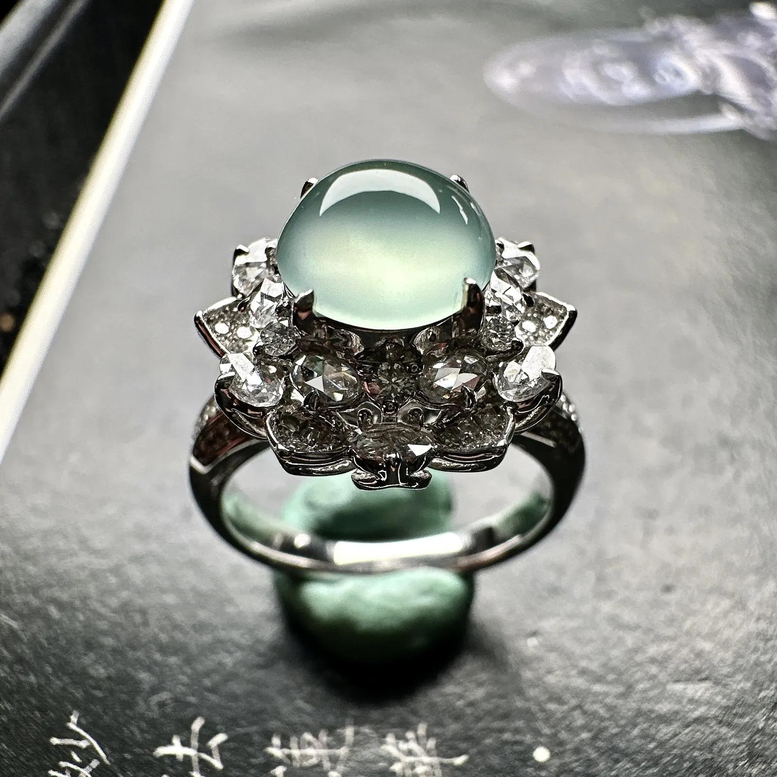 【玻璃蛋面戒指】质地细腻清爽，玻璃色泽，荧光感强烈，18K金钻镶嵌，裸石尺寸7.8*4.8毫米。上下三个圈口免费改