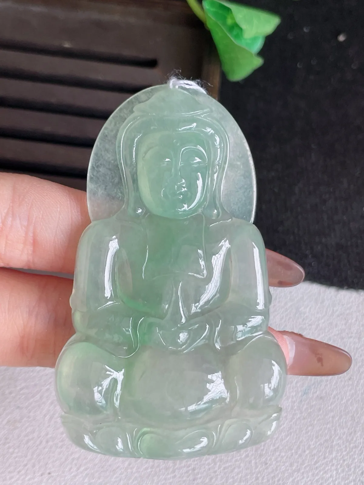 翡翠a货冰种满绿观音菩萨吊坠，尺寸68-42.6-6.4，重量:35.12g