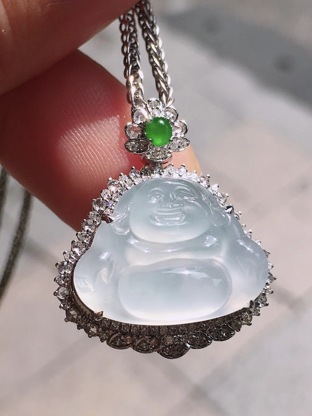 冰种佛公吊坠，玉质细腻，荧光感超
强，饱满圆润，尽显优雅气质，18k
金豪华镶嵌