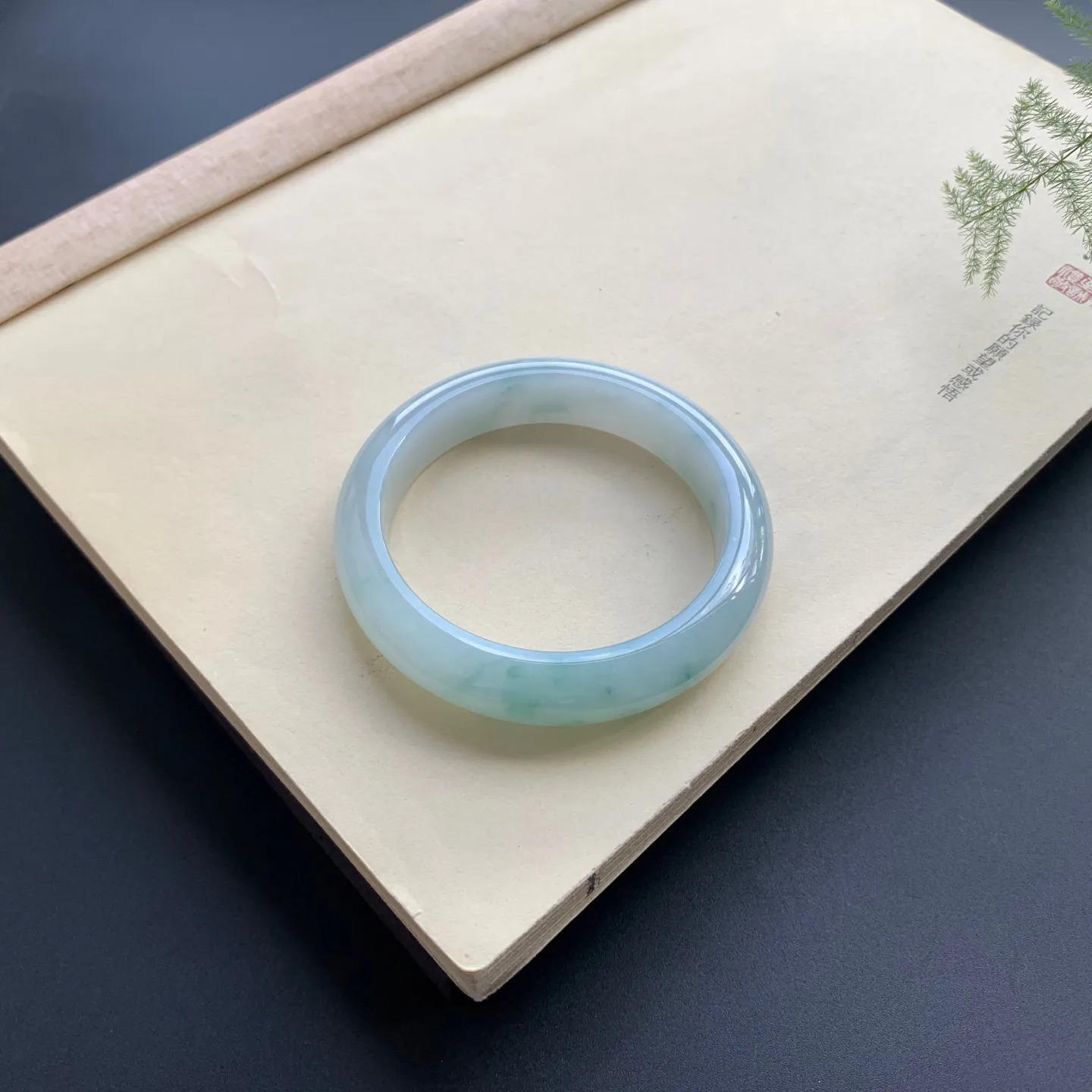 57圈口飘花正圈手镯 尺寸：57-13.3-8，无纹裂，细腻光滑，花色飘逸