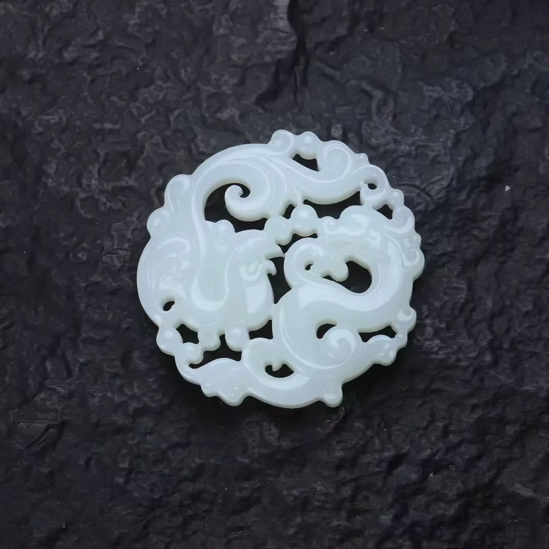 名师佳作
【乾坤玉契龙凤】收藏级玉料，名师精工！白玉淬钢骨，叩之清越如击磬。龙蟠汉阙隐雷纹，凤栖云柱衔瑞光，浮雕层叠若拓古碑，名家设计聚千年气韵。玉质密如昆仑雪髓，今工雕凿战汉风骨，藏此牌者掌半部玉史。
【规格】55-10mm，44g
