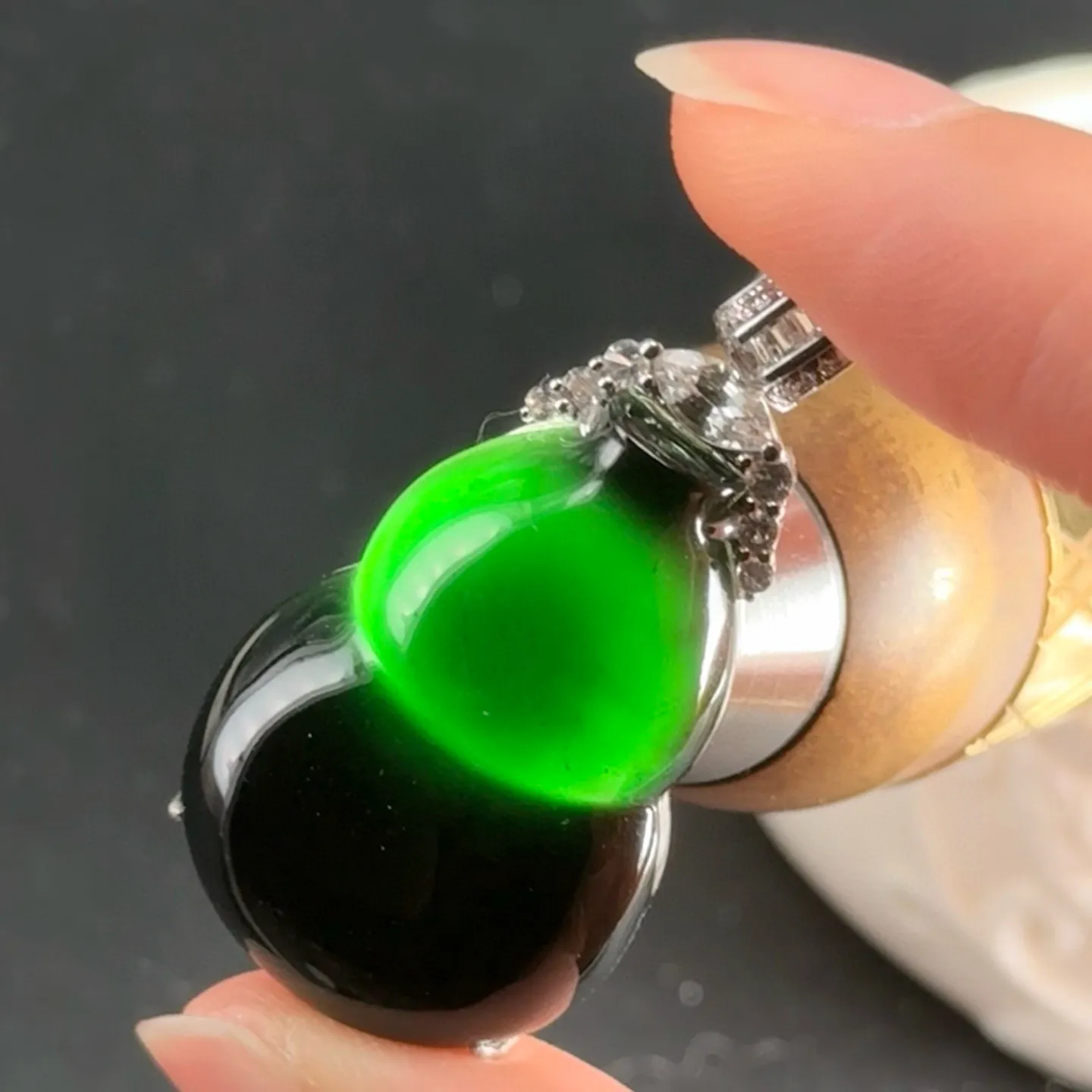 精品18k墨翠葫芦吊坠 种好色正 黑度极好 打灯通透 油性十足 尺寸38.8