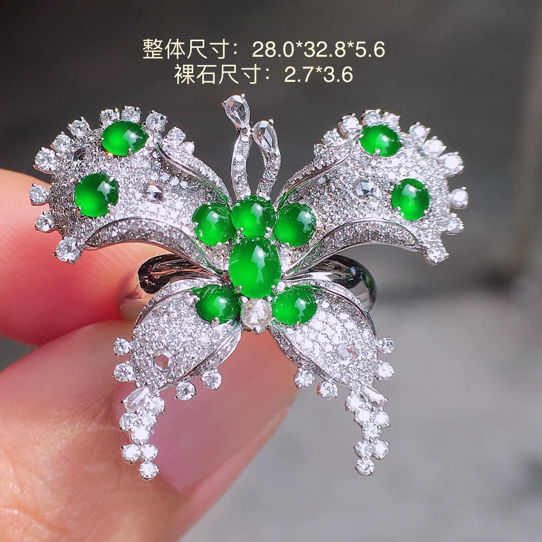 阳绿蝴蝶三用款，色泽均匀艳丽，玉质细腻，荧光感超
强，饱满圆润，尽显优雅气质，18k
金豪华镶嵌
