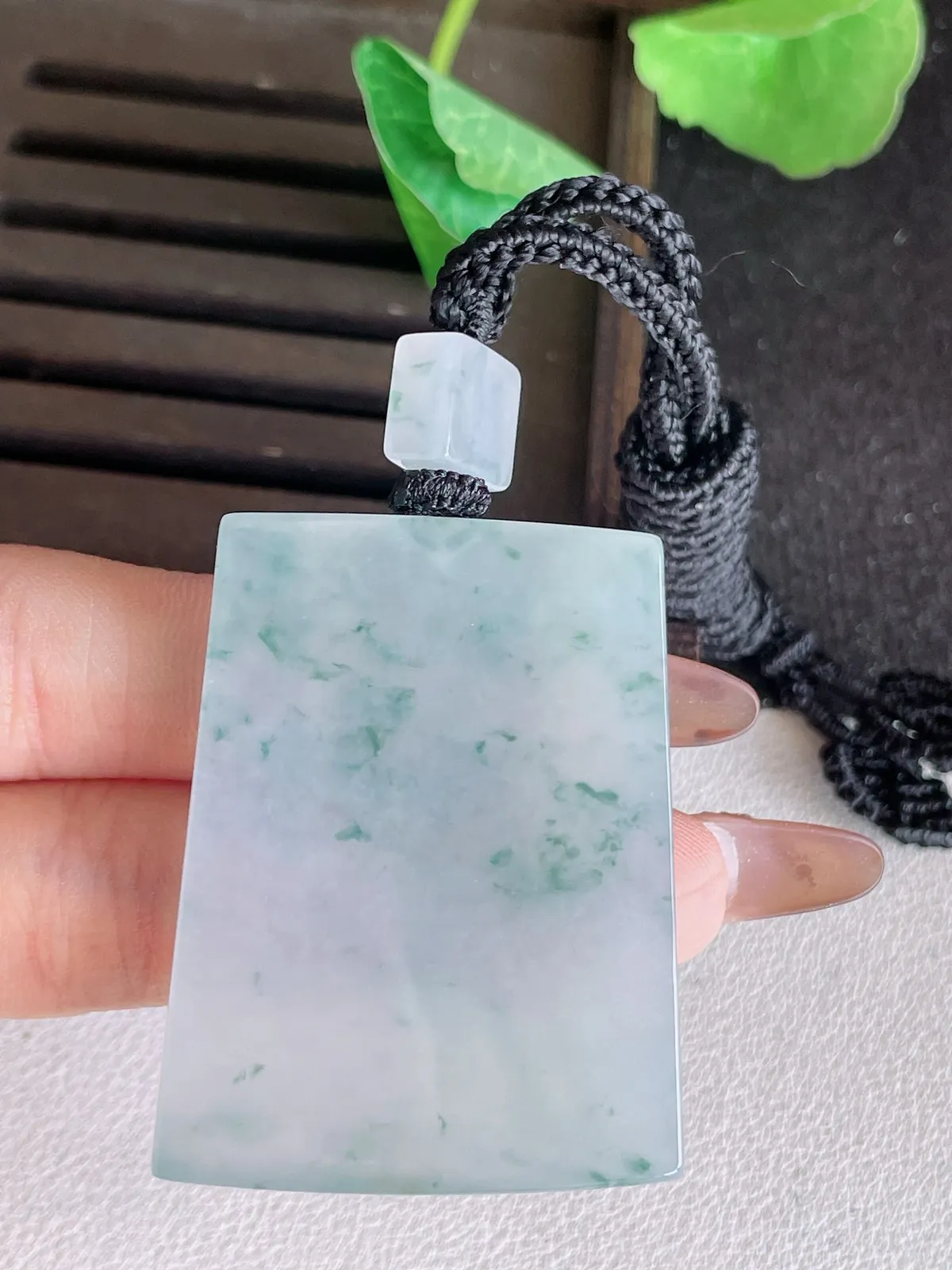 翡翠a货冰种飘花无事牌吊坠，尺寸46.4-35.8-5.3，重量:33.74g