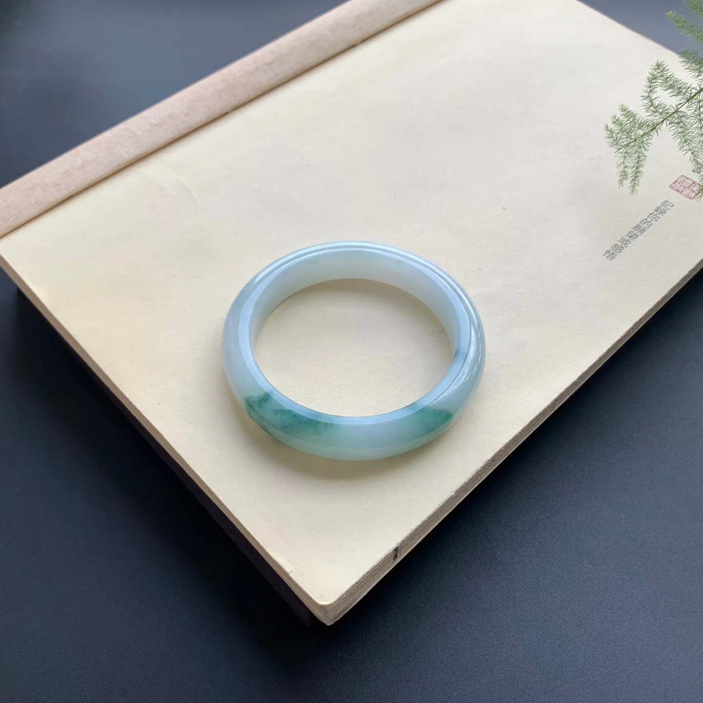 56圈口飘花正圈手镯 尺寸：56-12-9，无纹裂，细腻光滑，花色灵动