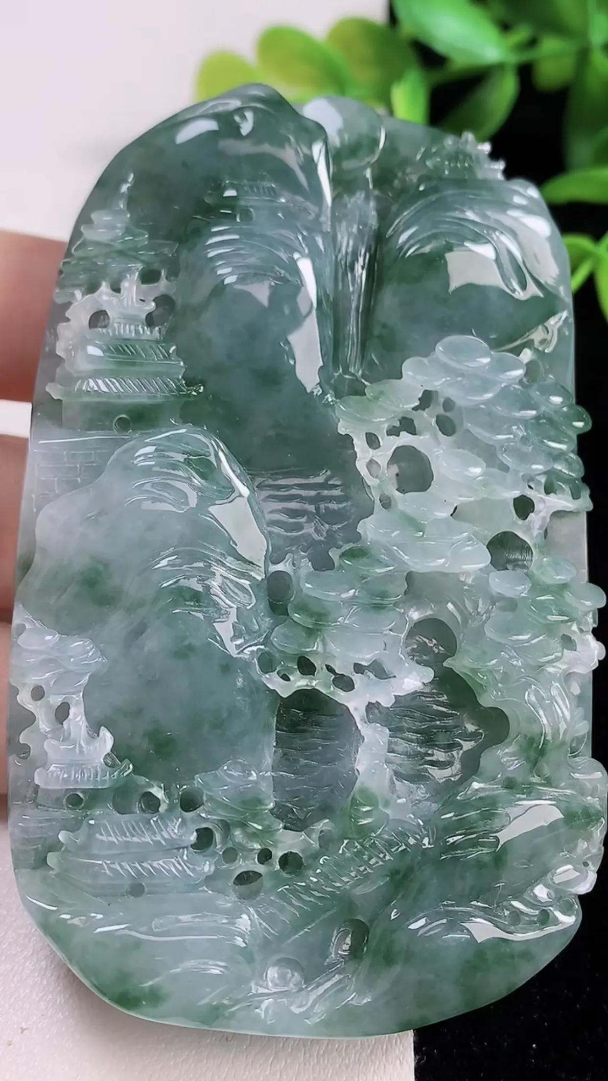 缅甸天然翡翠a货 老坑料起胶冰润 飘花意境山水牌吊坠，尺寸83-50-16mm   y  146.30