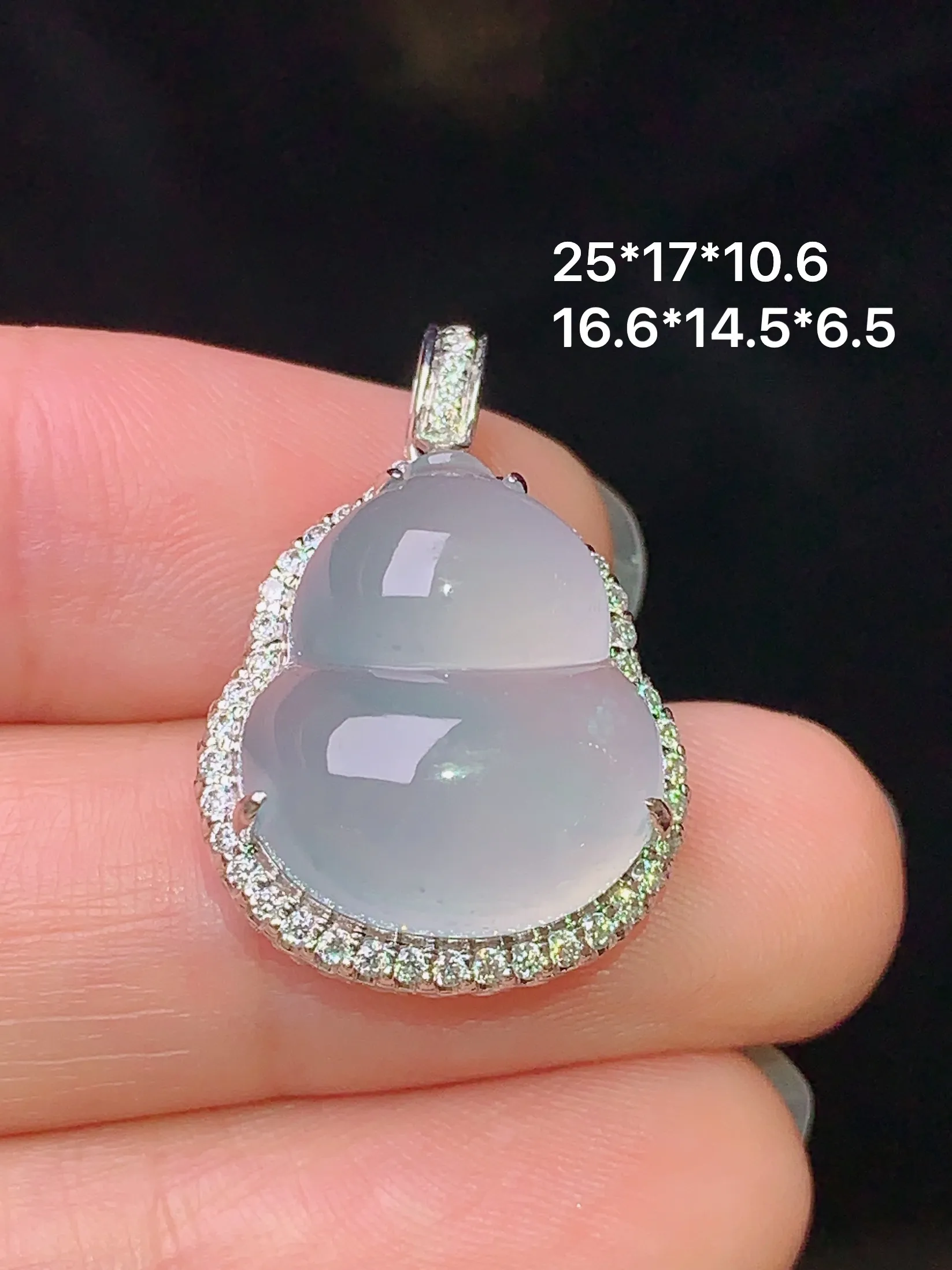 18k金钻镶嵌冰种葫芦吊坠 玉质细腻 色泽艳丽 整体尺寸25*17*10.6