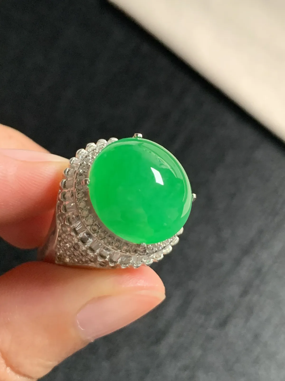 冰阳绿鸽子蛋戒面
无纹裂，种好色好品相好，正阳绿色泽艳丽纯正，质地细腻水灵饱满圆润