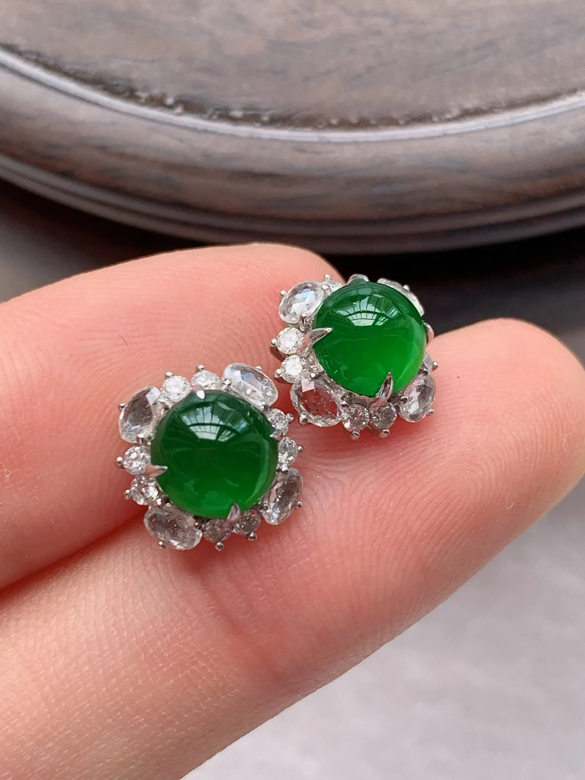 翡翠a货18k金冰种满绿蛋面耳钉，尺寸6.5，重量:2.22g